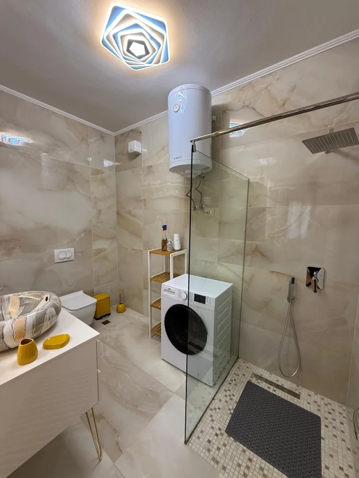 Tirane, jepet me qera apartament 2+1 Kati 4, 85 m² 1.200 € (Rr e Kosovareve)