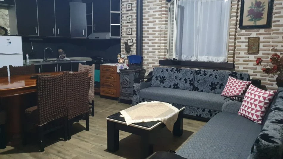 Vlore, jepet me qera shtepi 1+1 , 250 € (Rruga Sazani,Plazhi i vjeter)