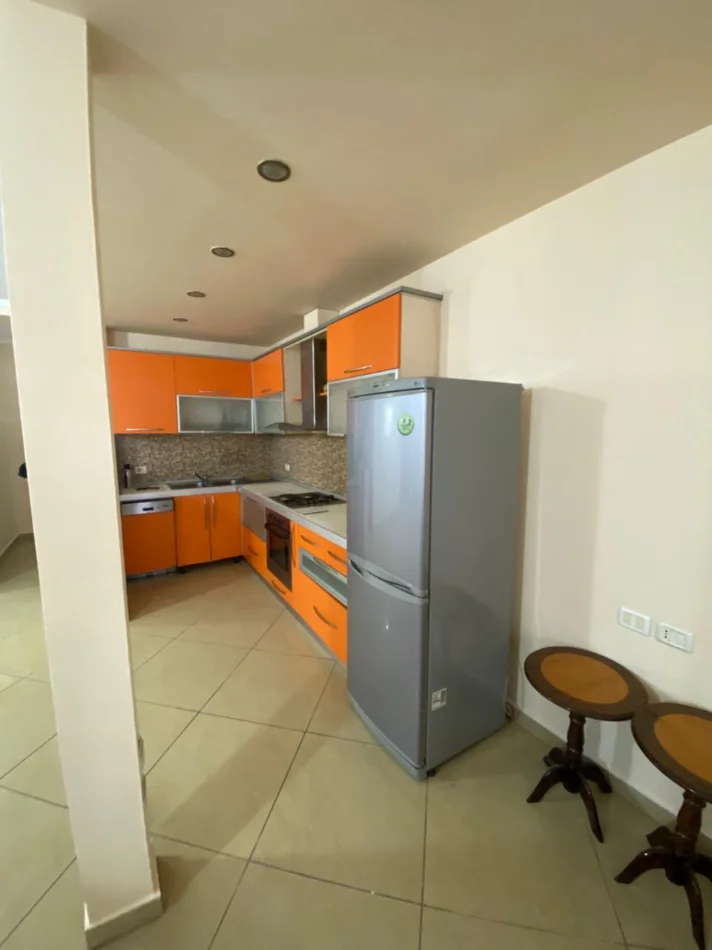 Tirane, jepet me qera apartament 3+1 , 700 € (stadiumi dinamo , sheshi willson)