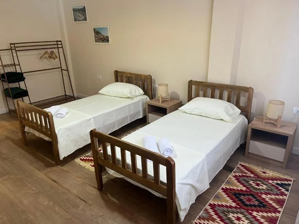 Tirane, jepet me qera apartament 2+1 Kati 3, 750 m² 750 € (rruga Muhamed Gjollesha)