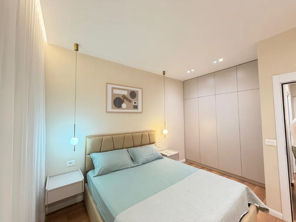 Tirane, jepet me qera apartament 1+1+Ballkon Kati 3, 65 m² 650 € (Rruga Hoxha Tahsim)