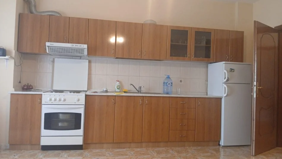 Tirane, jepet me qera apartament 1+1+Ballkon Kati 3, 70 m² 600 € 