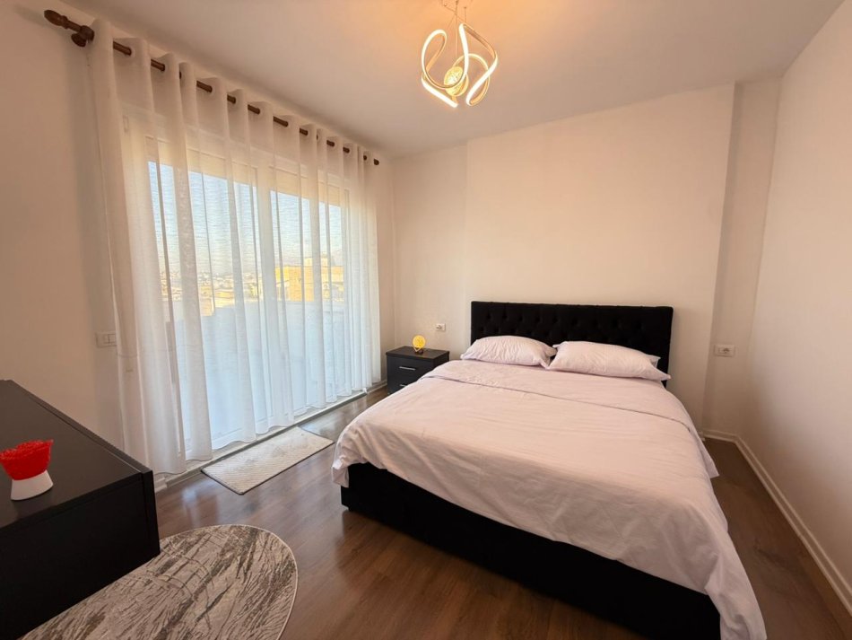 Tirane, jepet me qera apartament 2+1+Ballkon Kati 5, 120 m² 800 € (Shkolla e Bashkuar)