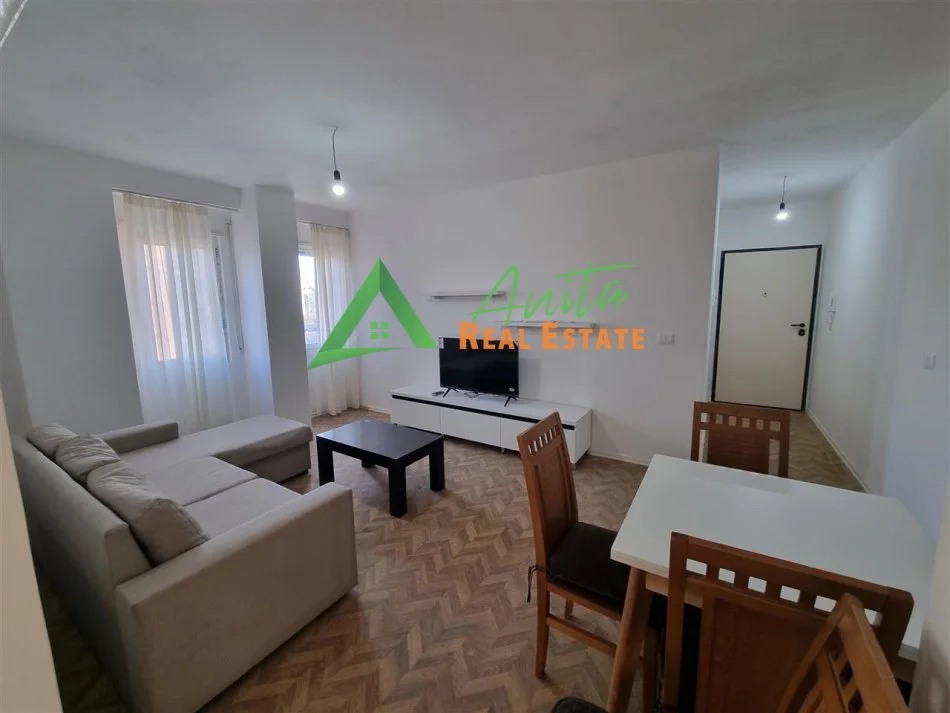 Tirane, jepet me qera apartament 2+1+Ballkon Kati 6, 100 m² 600 € (Ali Demi)