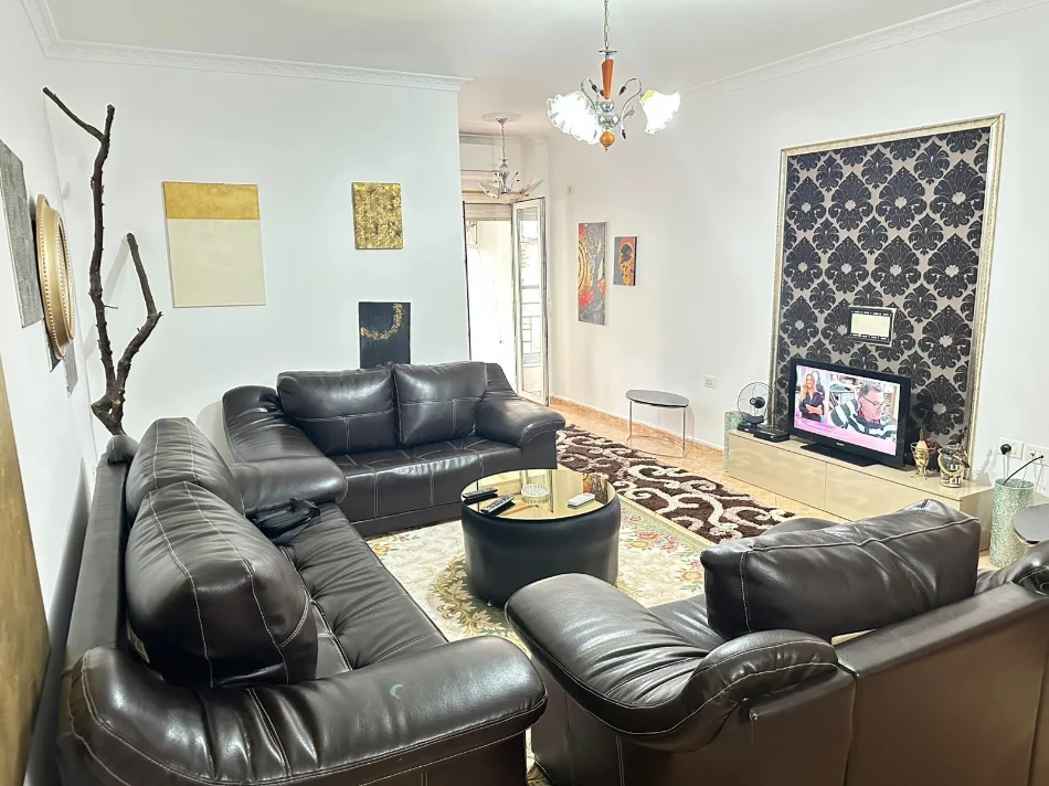 Tirane, jepet me qera apartament 2+1 Kati 3, 100 m² 700 € (Don Bosko prane Karburant Gazheli)