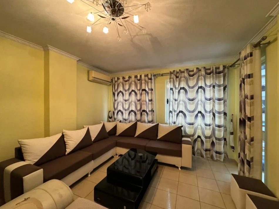 Tirane, jepet me qera apartament 2+1+Ballkon Kati 2, 100 m² 380 € (Yzberisht)