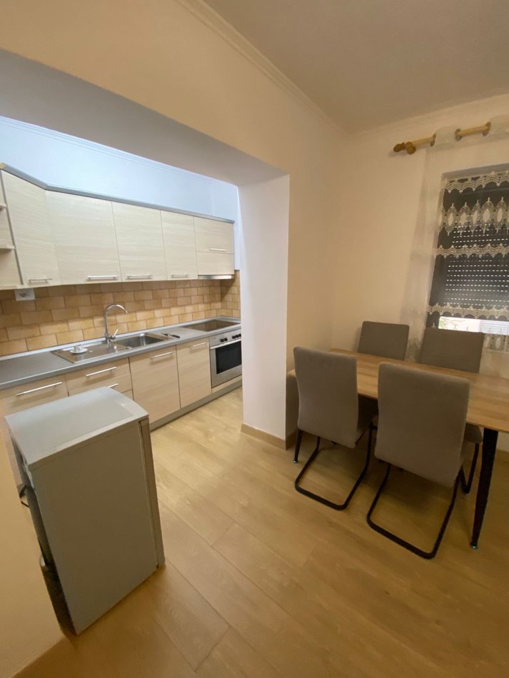 Tirane, jepet me qera apartament 1+1+Ballkon Kati 1, 65 m² 600 € (Myslym Shyri te karburant kastrati afer shkolles Faik Konica)