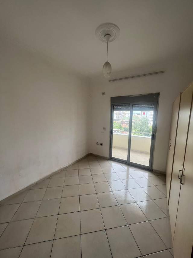 Tirane, jepet me qera apartament 2+1+BLK Kati 5, 120 m² 400 Euro (rruga Jordan Misja)