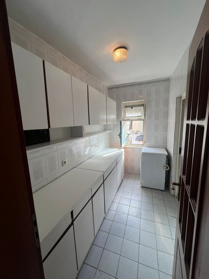 Tirane, jepet me qera apartament 3+1 Kati 6, 120 m² 500 € (Myslym Shyri)