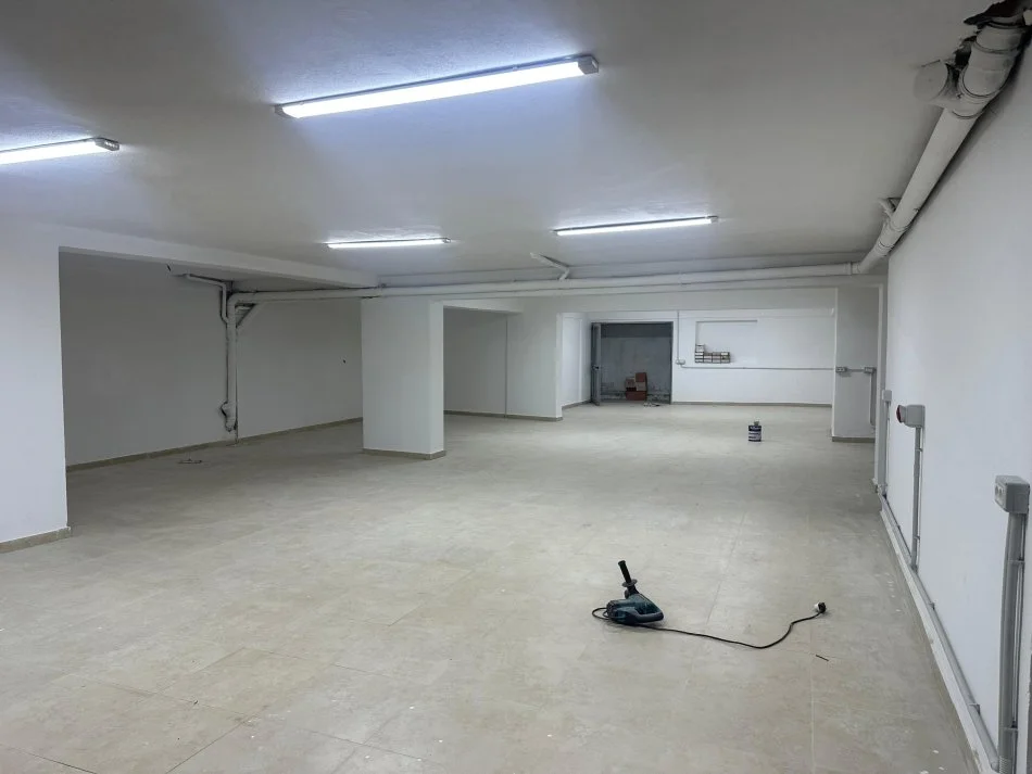 Tirane, jepet me qera ambjent biznesi Kati -1, 301 m² 1.400 € (Yzberisht)