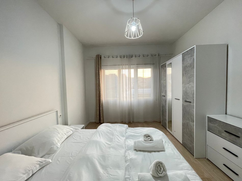 Tirane, jepet me qera apartament 2+1 Kati 4, 90 m² 1.300 € (Rruga e Kosovareve)