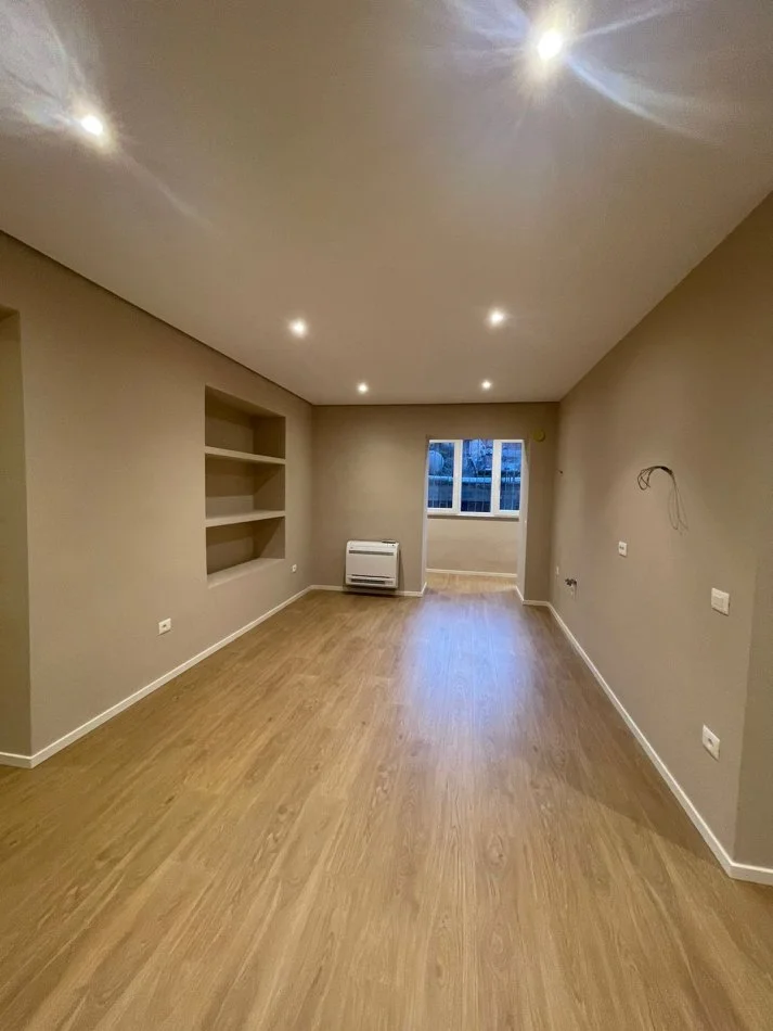 Tirane, jepet me qera ambjent biznesi Kati 2, 93 m² 900 € (Rruga Kavajes)