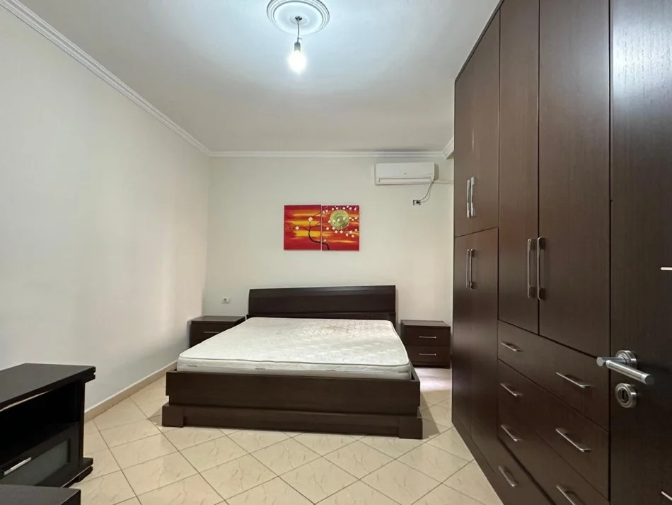 Tirane, jepet me qera apartament 3+1 Kati 1, 100 m² 400 € 