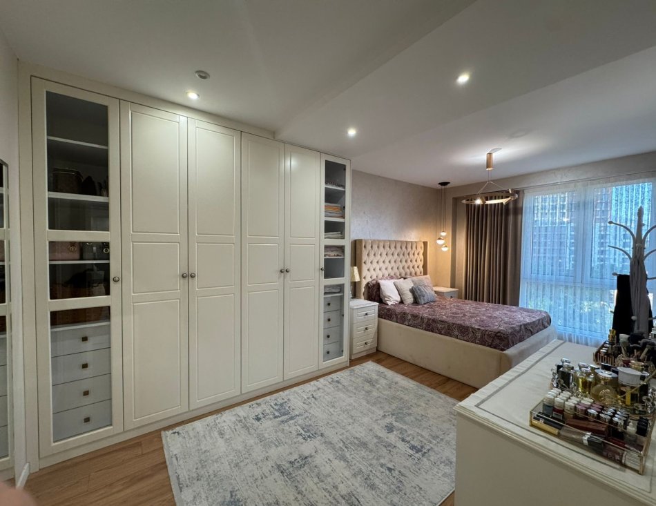 Tirane, shitet apartament 3+1+Ballkon Kati 4, 131 m² 300.000 € (fusha aviacionit)