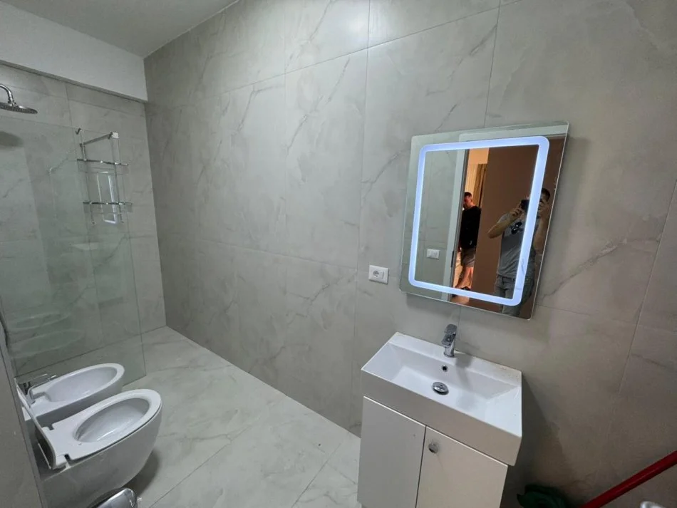 Tirane, jepet me qera apartament 1+1 me Parking Kati 3, 60 m² 450 € (Kompleksi Oxa, Fresk)