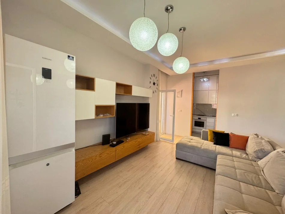 Tirane, jepet me qera apartament 2+1+Ballkon , 600 € 