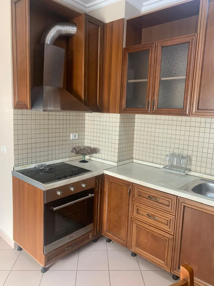 Tirane, jepet me qera apartament 1+1 Kati 5, 70 m² 500 € (Blloku i Ambasadave)