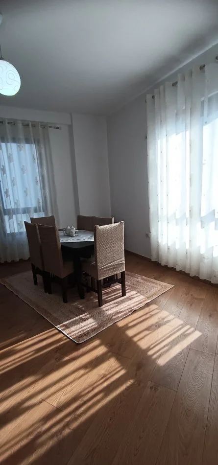 Tirane, jepet me qera apartament 1+1+Ballkon Kati 7, 65 m² 500 € (Faemacia 10)