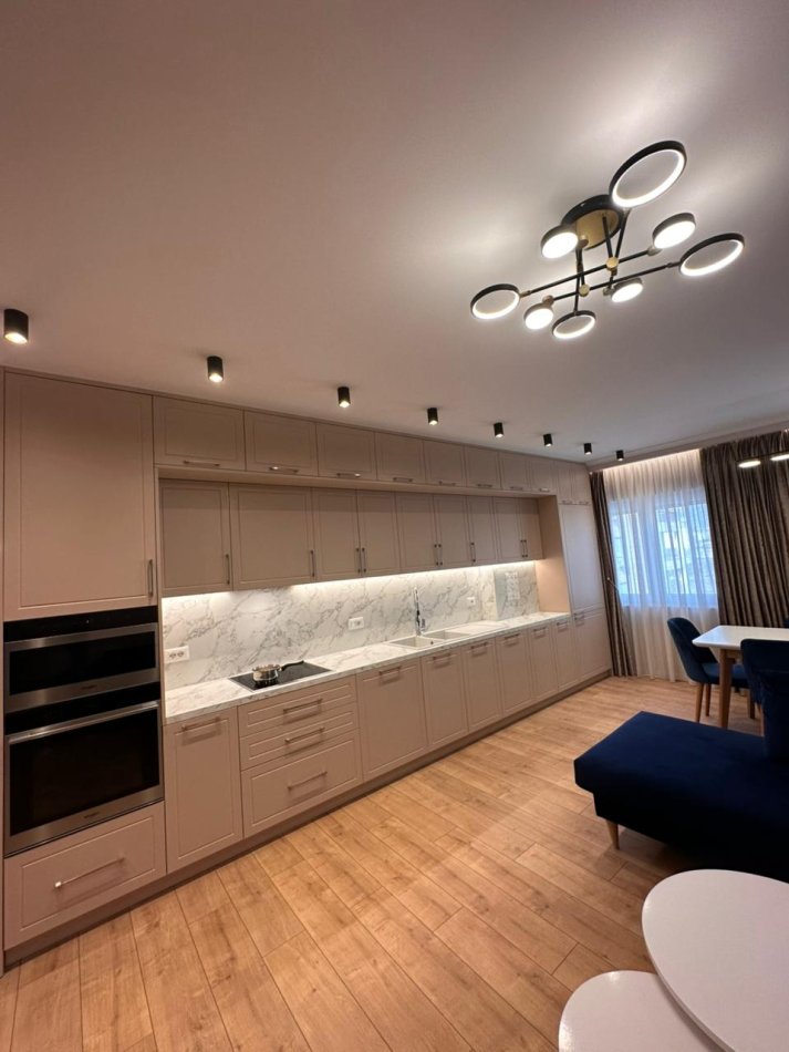 Tirane, shitet apartament 3+1 Kati 4, 130 m²