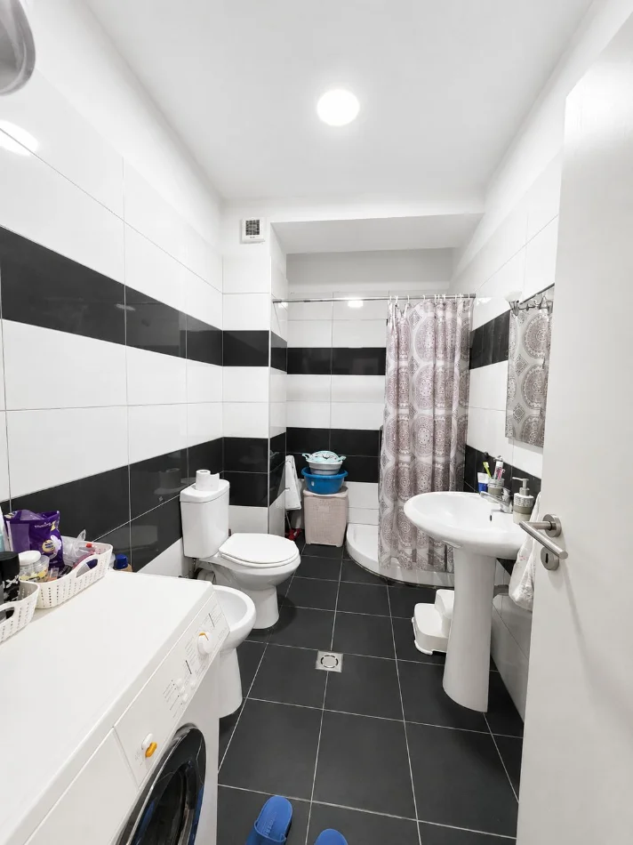 Tirane, jepet me qera apartament 2+1+Aneks+Ballkon Kati 1, 600 € (qyteti studenti)