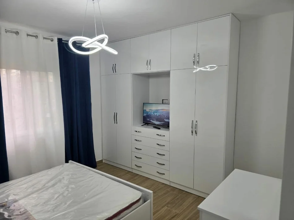 Tirane, jepet me qera apartament 1+1 Kati 2, 75 m² 500 € (Shkolla Qazim Turdiu ne Don Bosko)