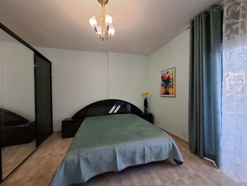 Tirane, jepet me qera apartament 1+1+Ballkon Kati 3, 65 m² 550 € (Komuna e Parisit)