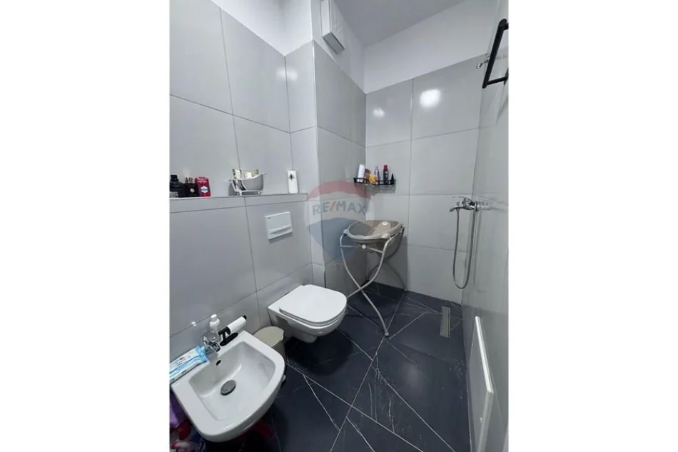 Tirane, jepet me qera apartament 1+1 Kati 5, 85 m² 400 € 
