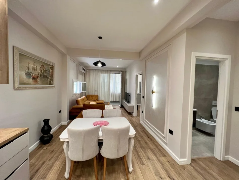 Tirane, jepet me qera apartament 1+1+Ballkon Kati 1, 65 m² 600 € (Rruga durresit)