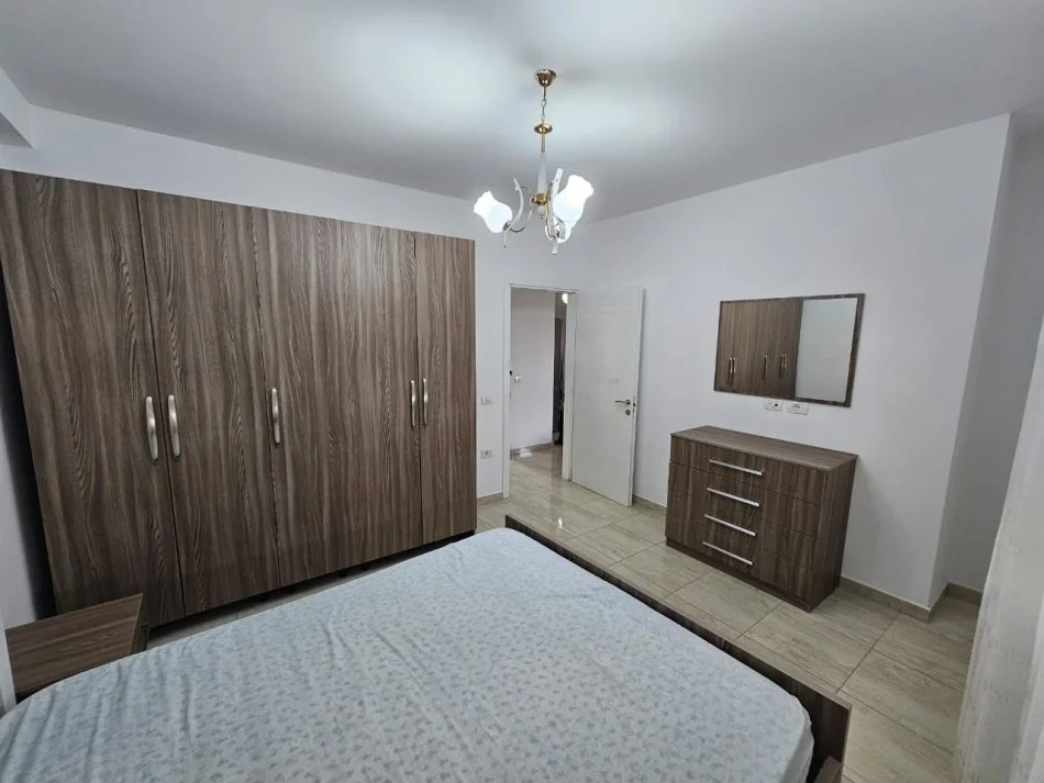 Tirane, jepet me qera apartament 2+1+Ballkon Kati 4, 92 m² 700 € (Kika 2)