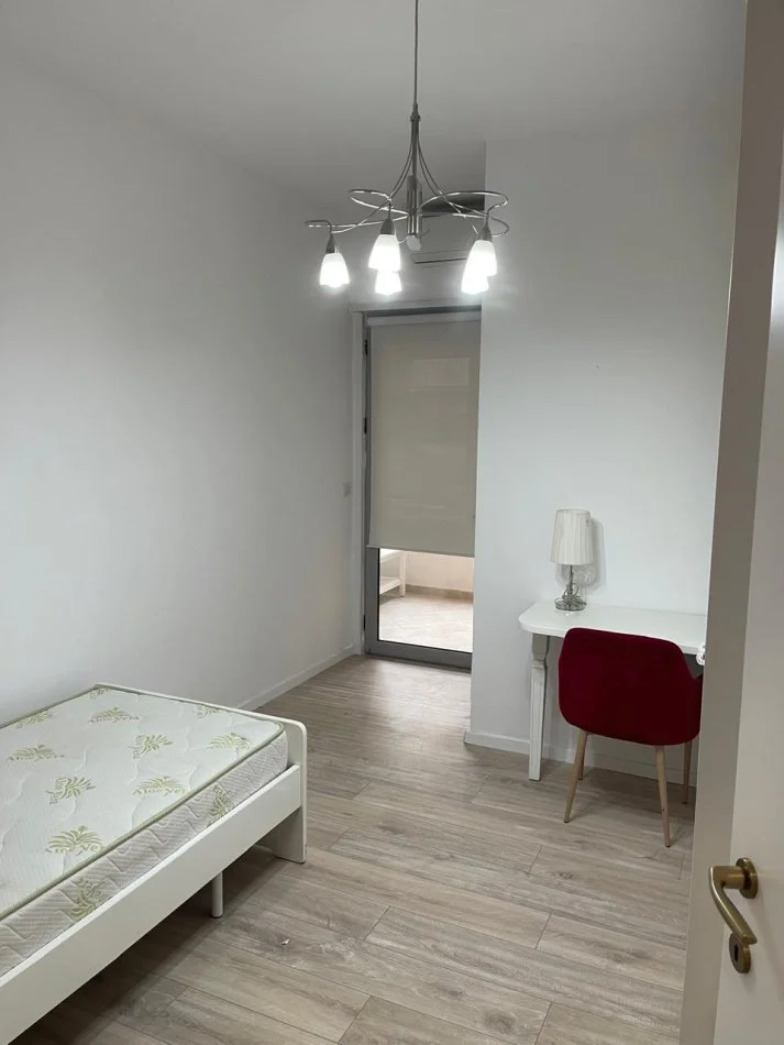 Tirane, jepet me qera apartament 2+1+Ballkon Kati 3, 1.000 m² 850 € 