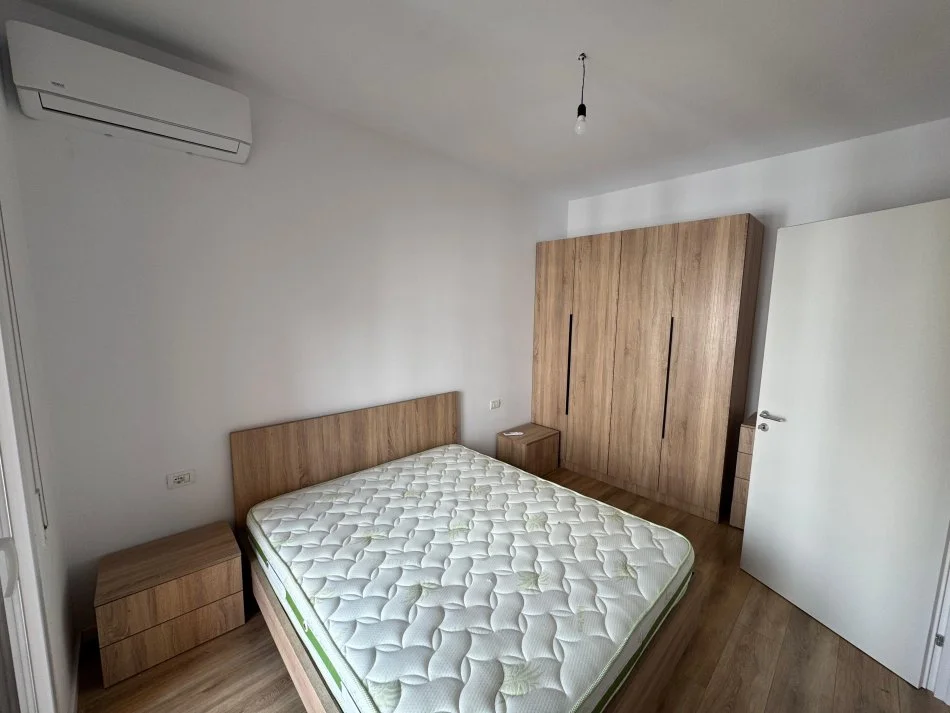 Tirane, jepet me qera apartament 1+1 Kati 3, 56 m² 650 € (Shkolla e kuqe)