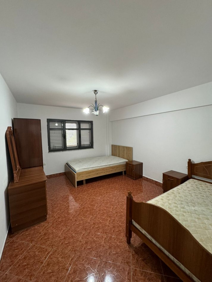 Tirane, jepet me qera apartament 2+1+Ballkon Kati 2, 85 m² 350 € (Prane terminalit te autobusave , Kompleksi Malajzian)