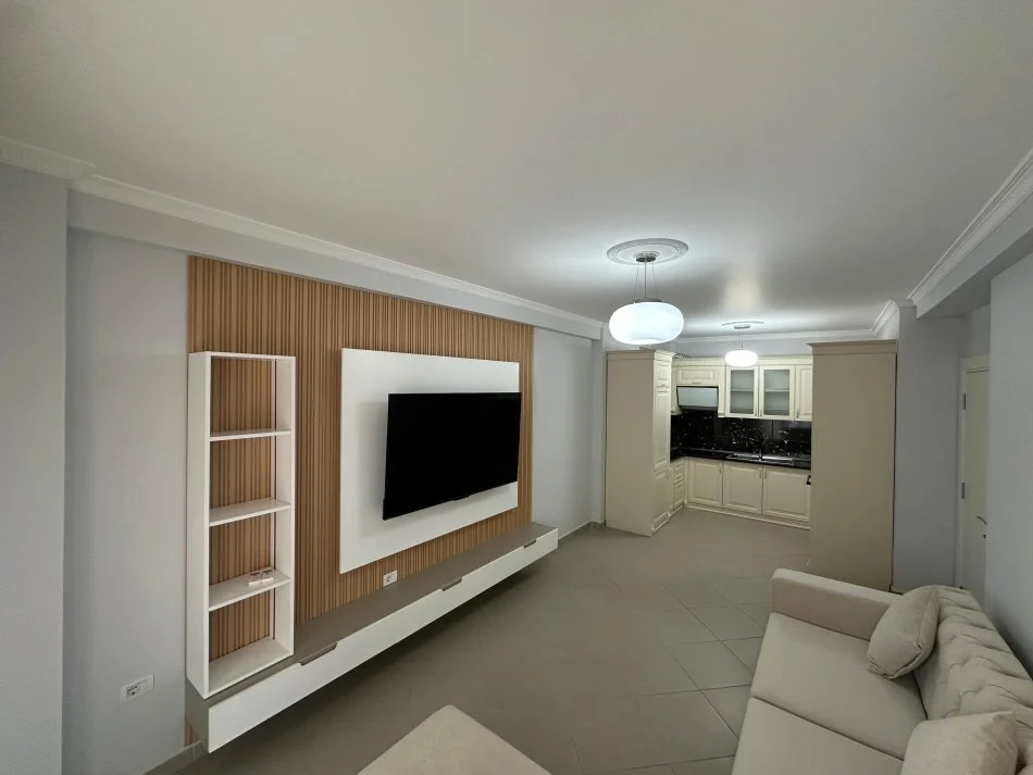 Tirane, jepet me qera apartament 2+1+2+ Parking , 1.000 € (Komuna Parisit)