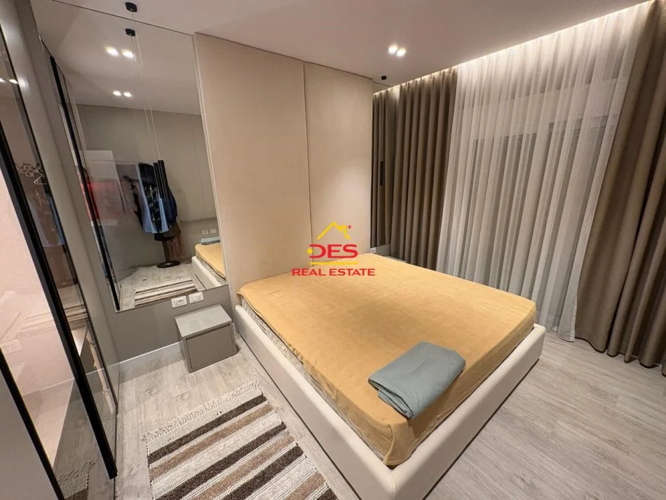 Vlore, jepet me qera apartament 2+1+Ballkon Kati 8, 90 m² 700 € (Rruga Pelivan Leskaj)