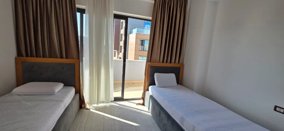 Tirane, jepet me qera apartament 2+1 Kati 5, 120 m² 500 € (Pranë Hotel Marinaj)