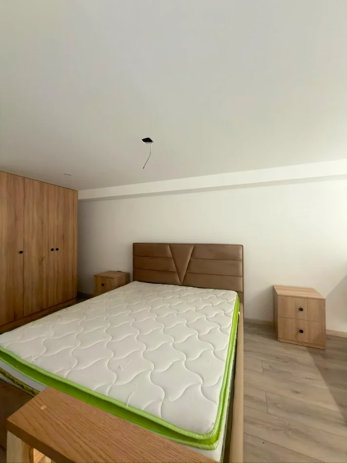 Tirane, jepet me qera apartament duplex 1+1 Kati 1, 70 m² 400 € (Yzberisht)