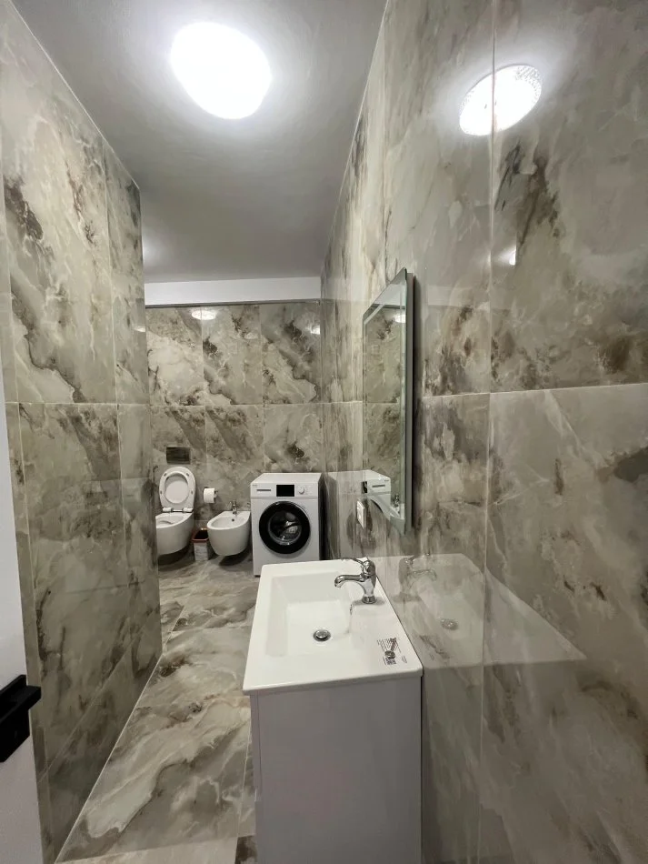 Tirane, Rruga e Barrikadave, jepet me qera apartament 2+1 Kati 3, 80 m² 1000 €