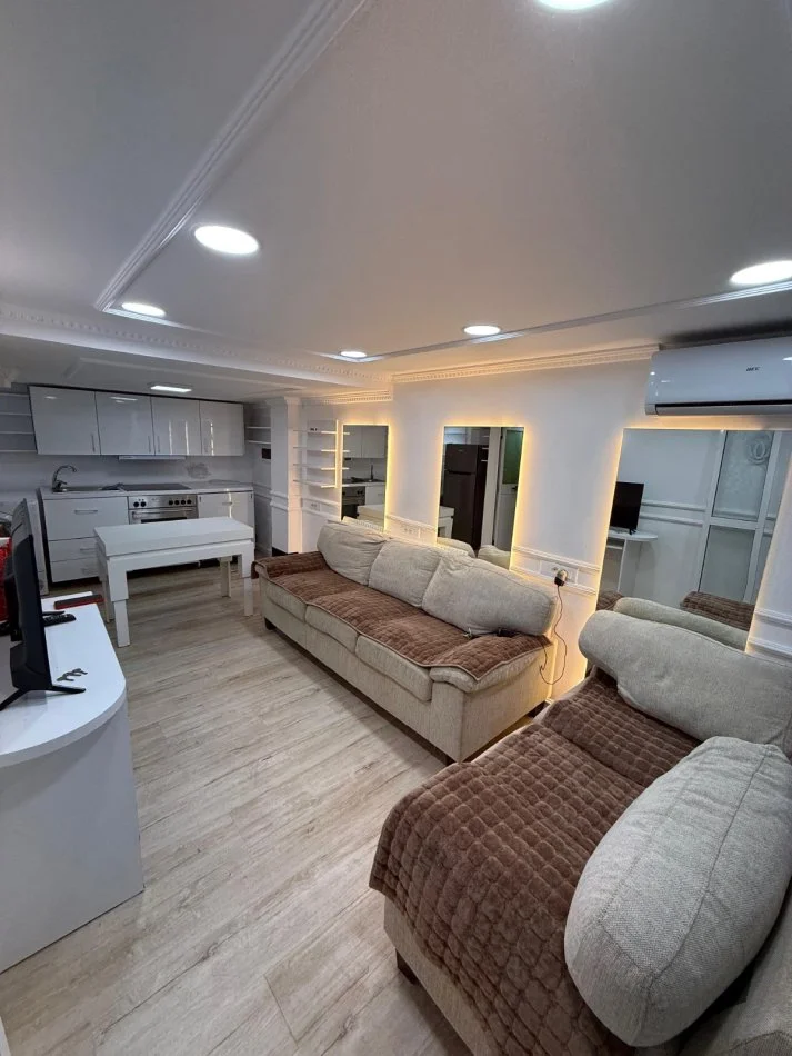 Tirane, jepet me qera apartament 1+1 Kati 1, 40 m² 500 € (Blloku)