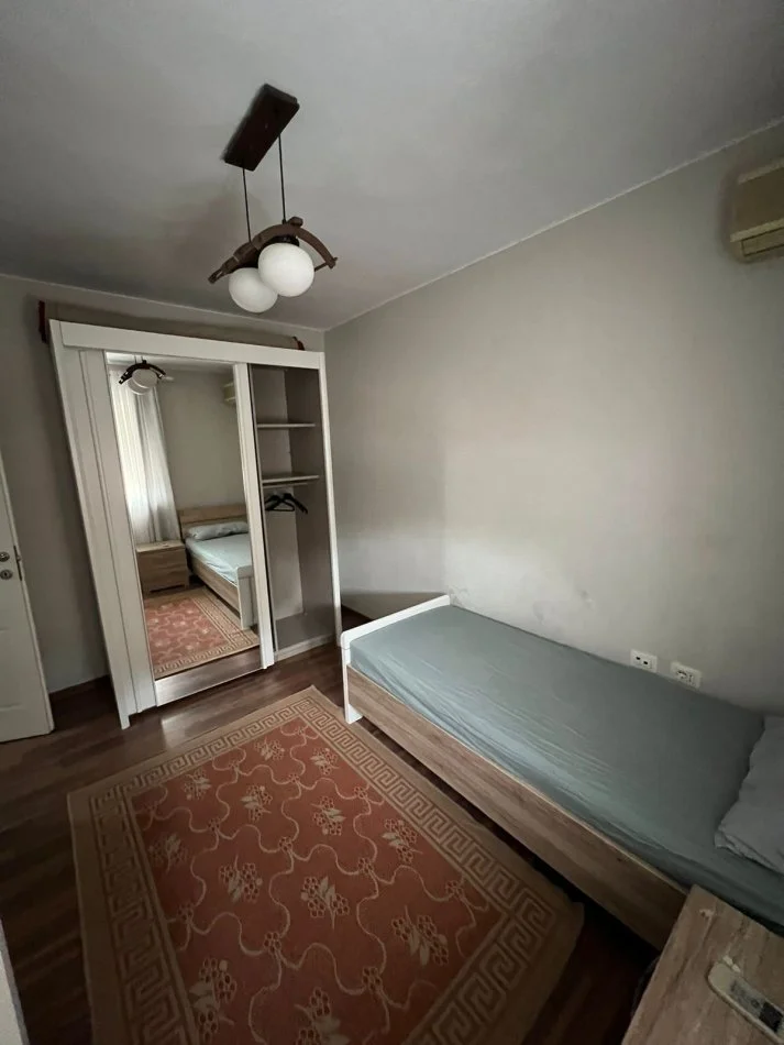 Tirane, jepet me qera apartament 3+1 Kati 2, 100 m² 650 € (Rruga e Barrikadave)