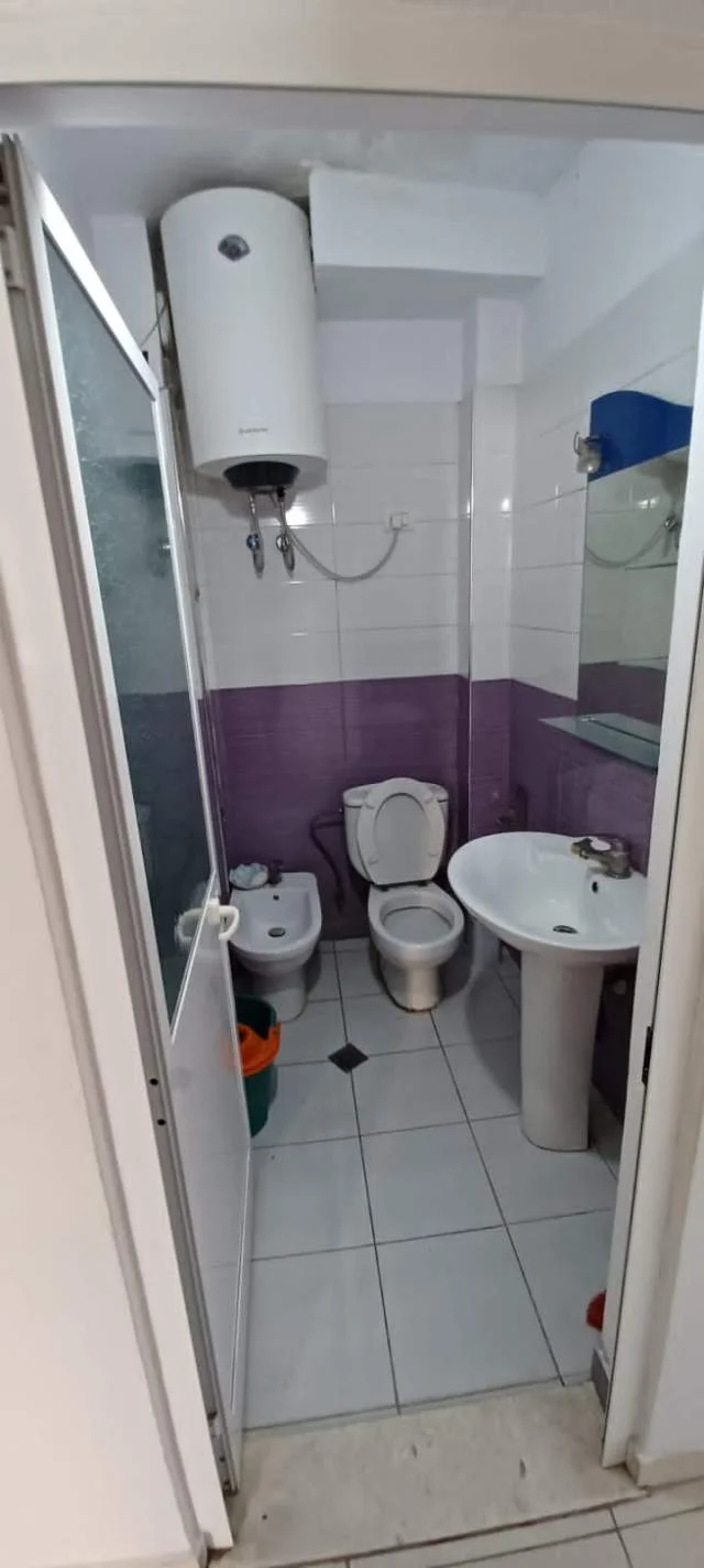 Tirane, jepet me qera apartament 3+1 Kati 2, 110 m² 300 Euro (Xhamlliku)