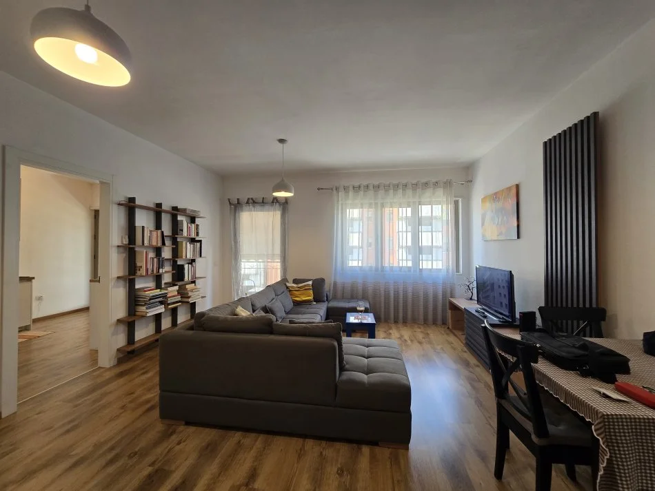 Tirane, jepet me qera apartament 2+1+Ballkon Kati 6, 80 m² 1.300 € (Rr. e Kavajes)