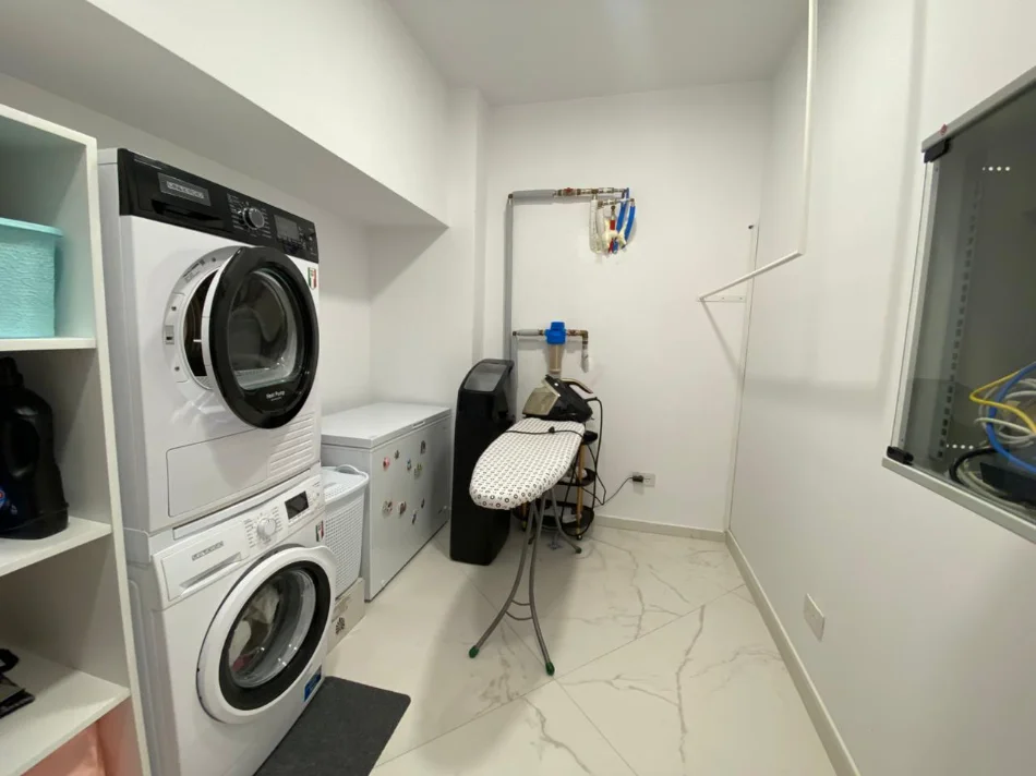 Tirane, shitet triplex 4+1+3+4 Poste Parkimi,  Kati 0, 309 m² 700.000 € (liqeni i thate)