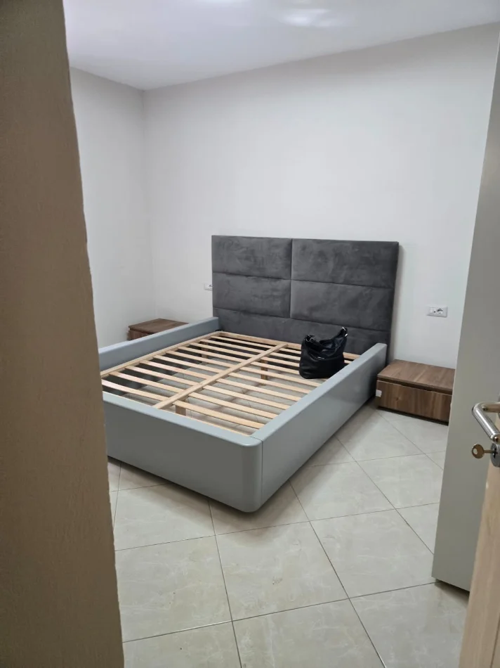 Tirane, jepet me qera apartament 1+1 Kati 1, 57 m² 550 € (Rruga Petro Nini Luarasi)