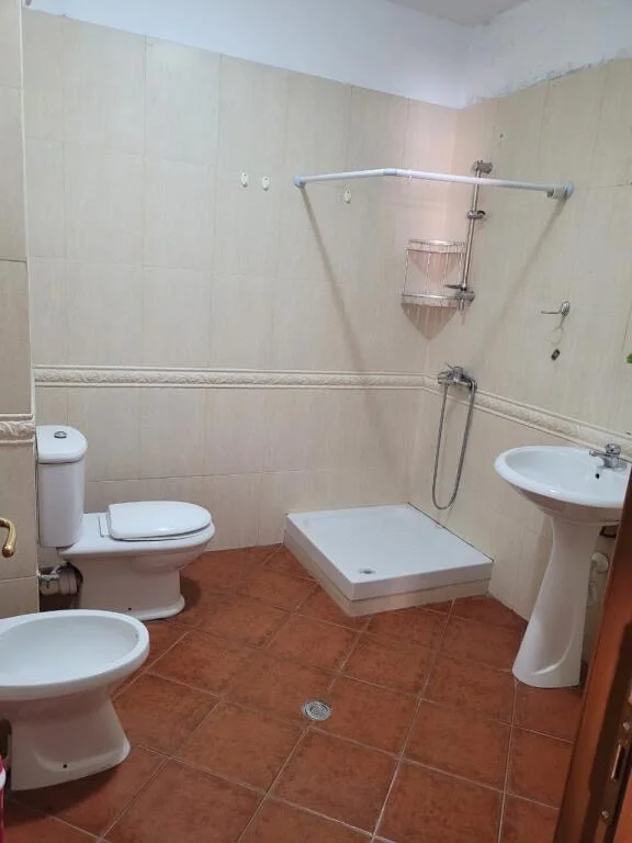 Tirane, jepet me qera apartament 1+1+Ballkon Kati 6, 75 m² 550 € (Stacioni Trenit, rruga Rreshit Petrela)