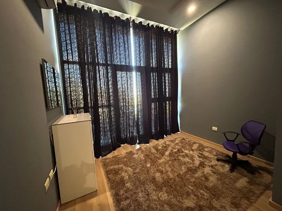 Tirane, jepet me qera apartament 1+1+Ballkon Kati 1, 90 m² 650 € (Rruga peti)