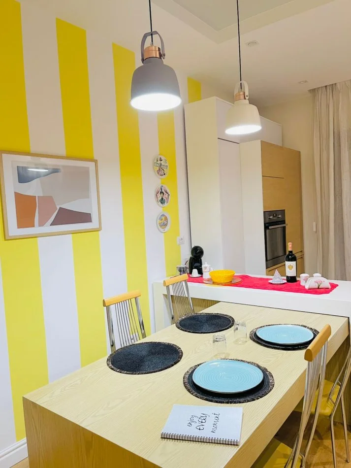 Tirane, jepet me qera apartament 2+1+Ballkon Kati 4, 100 m² 750 € (Rruga Myslym Shyri)