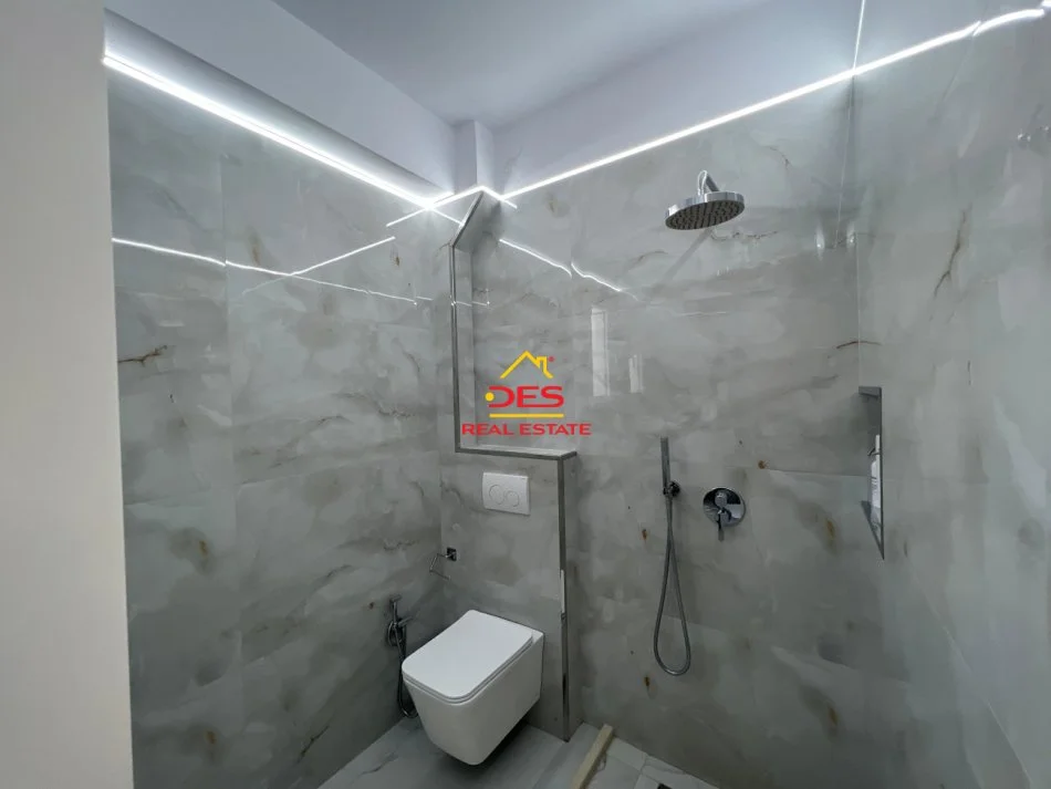 Vlore, shitet apartament 1+1+Ballkon Kati 8, 76 m² 135.000 € (Rruga Sadik Zotaj)