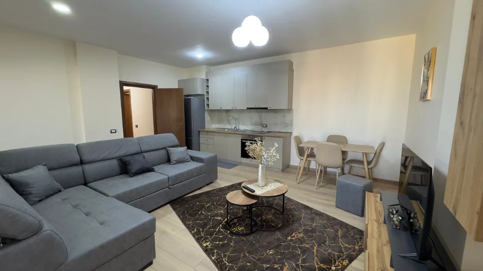 Tirane, jepet me qera apartament 1+1 , 650 € (pallati me shigjeta , kompleksi delijorgji)