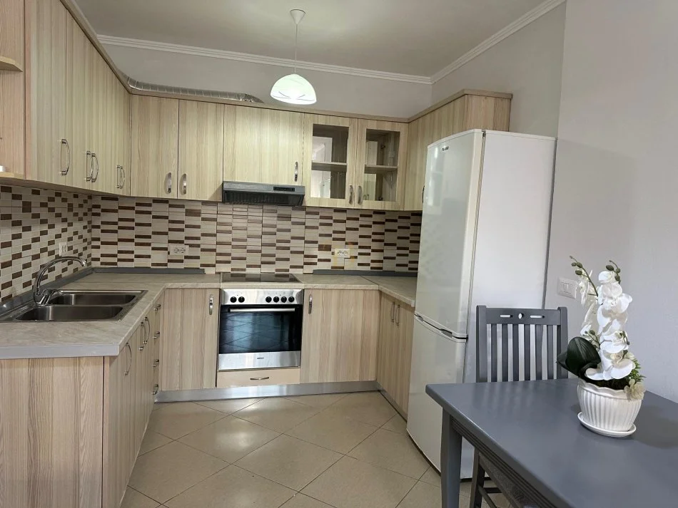 Tirane, jepet me qera apartament 2+1 Kati 2, 94 m² 600 € 