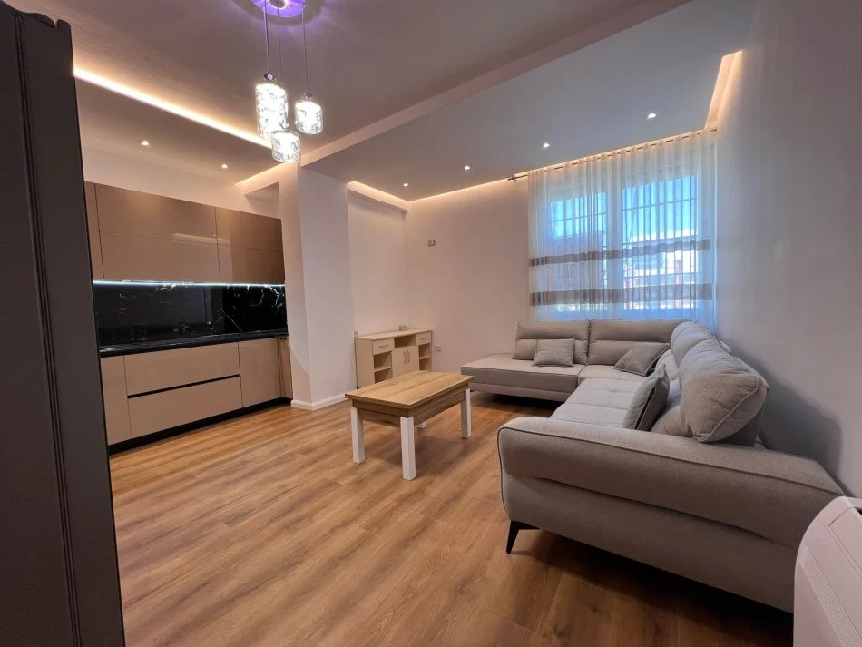 Tirane, jepet me qera apartament 2+1+Ballkon Kati 4, 100 m² 700 € (Isuf Elezi)